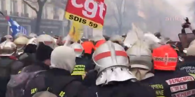Paris'te itfaiyeciler ile polis çatıştı!