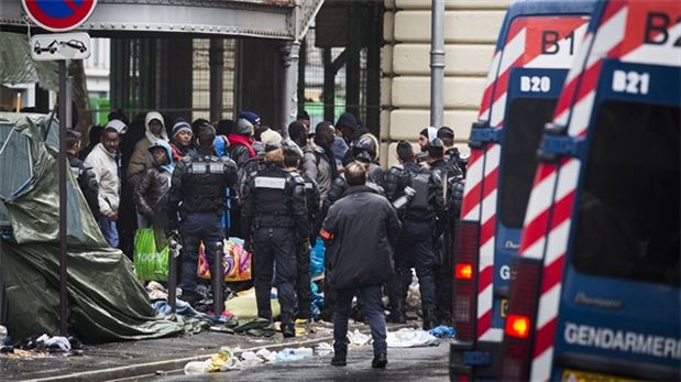 Paris'te köprü altındaki sığınmacılara tahliye