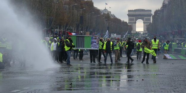 Paris'te koronavirüse rağmen sokaklar karıştı