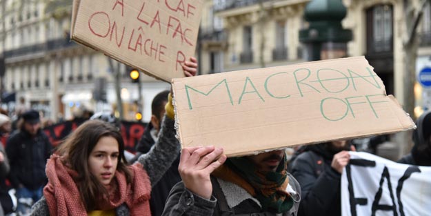 Paris'te lise öğrencileri yeniden sokaklara döküldü!