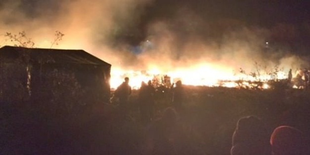 Paris'te mülteci kampı ateşe verildi