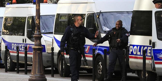 Paris'te bıçaklı saldırı: Yaralılar var