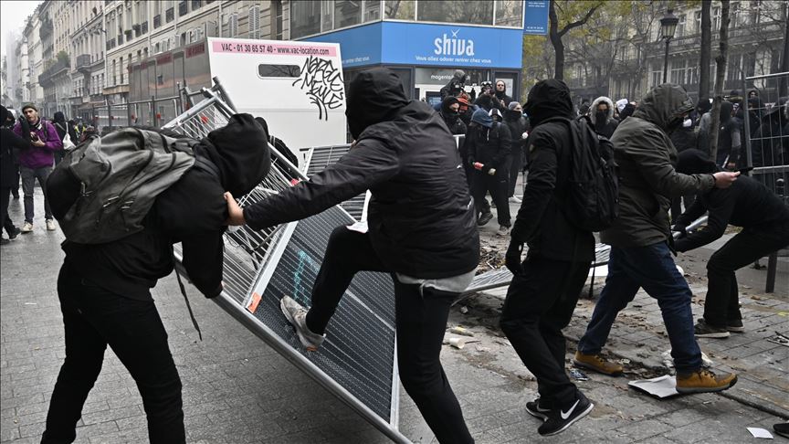 Paris'te polis göstericilere sis bombasıyla müdahale ediyor