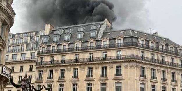 Paris'te tarihi binada korkutan yangın