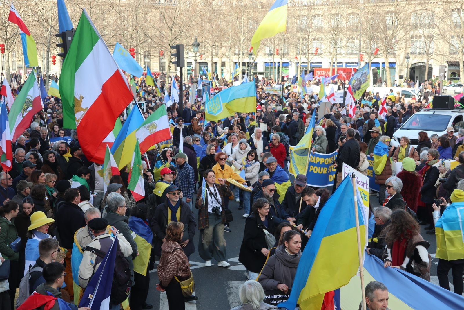 Paris’te Ukrayna’ya destek yürüyüşü