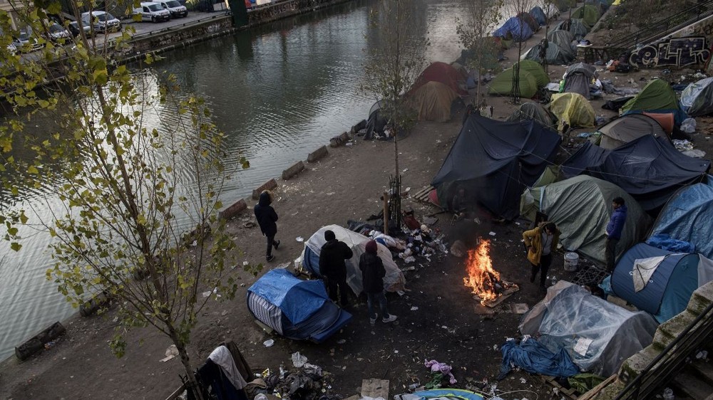 Paris’te yüzlerce düzensiz göçmen Covid-19 salgınının darbesini yaşıyor 