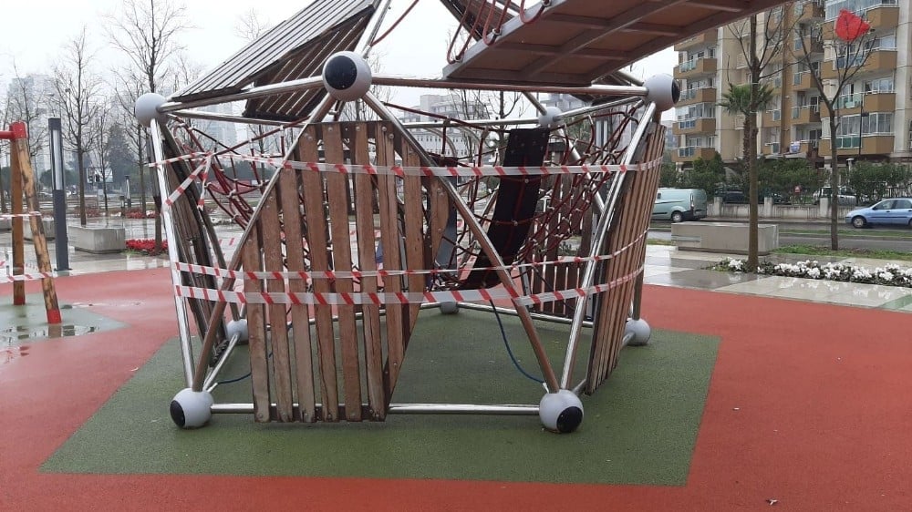 Park bahçe ve sahiller ıssız kaldı 