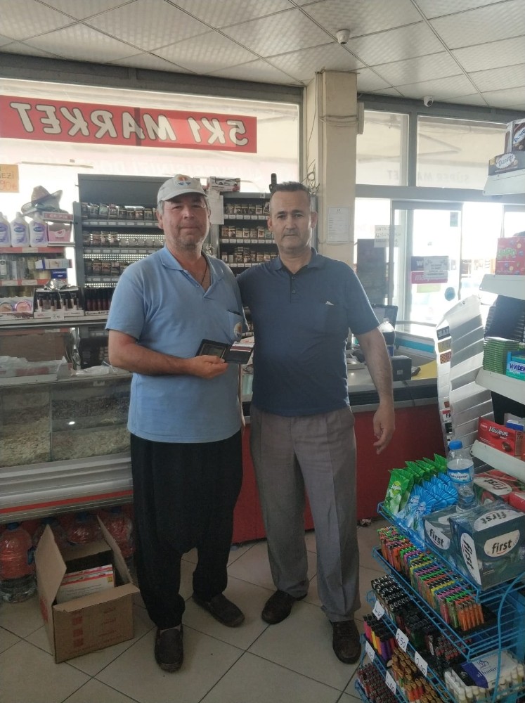 Park görevlisi gazinin düşürdüğü cüzdanı teslim etti 