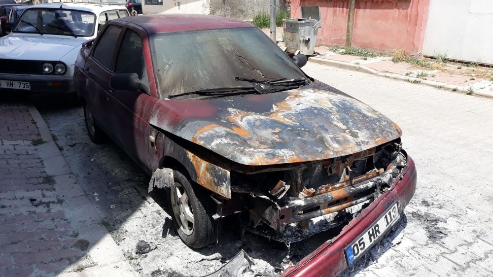 Park halinde alev alan otomobil zarar gördü 
