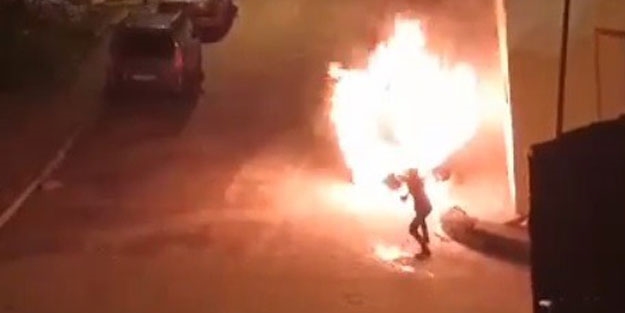 Park halinde bir anda alev alan araca sahibi böyle kova kova su taşıdı