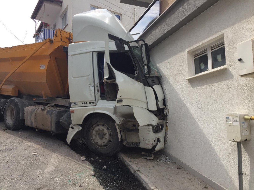 Park halinde freni boşalan hafriyat kamyonu binaya daldı 