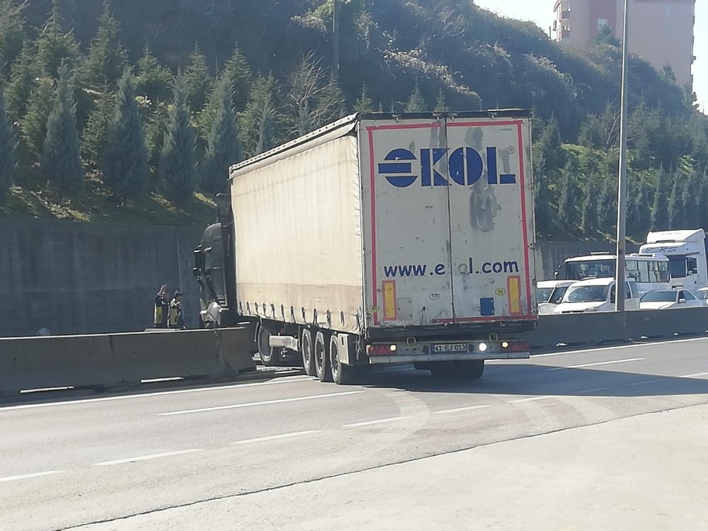 Park halinde kayan tır bariyerleri kırınca D130’u trafiğe kapattı 