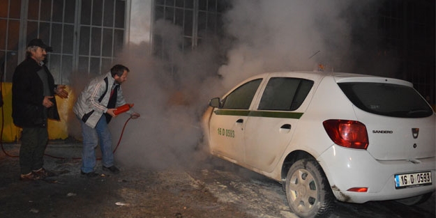 Park halinde yanan taksi dolmuş korkuttu