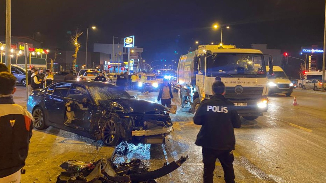 Park halindeki 2 araca çarpıp yaralı arkadaşlarını bırakarak kaçtı