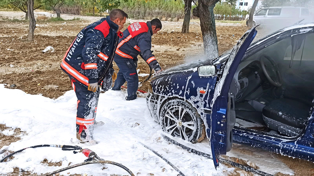 Park halindeki araç alev aldı! Korkutan yangın itfaiye tarafından söndürüldü!