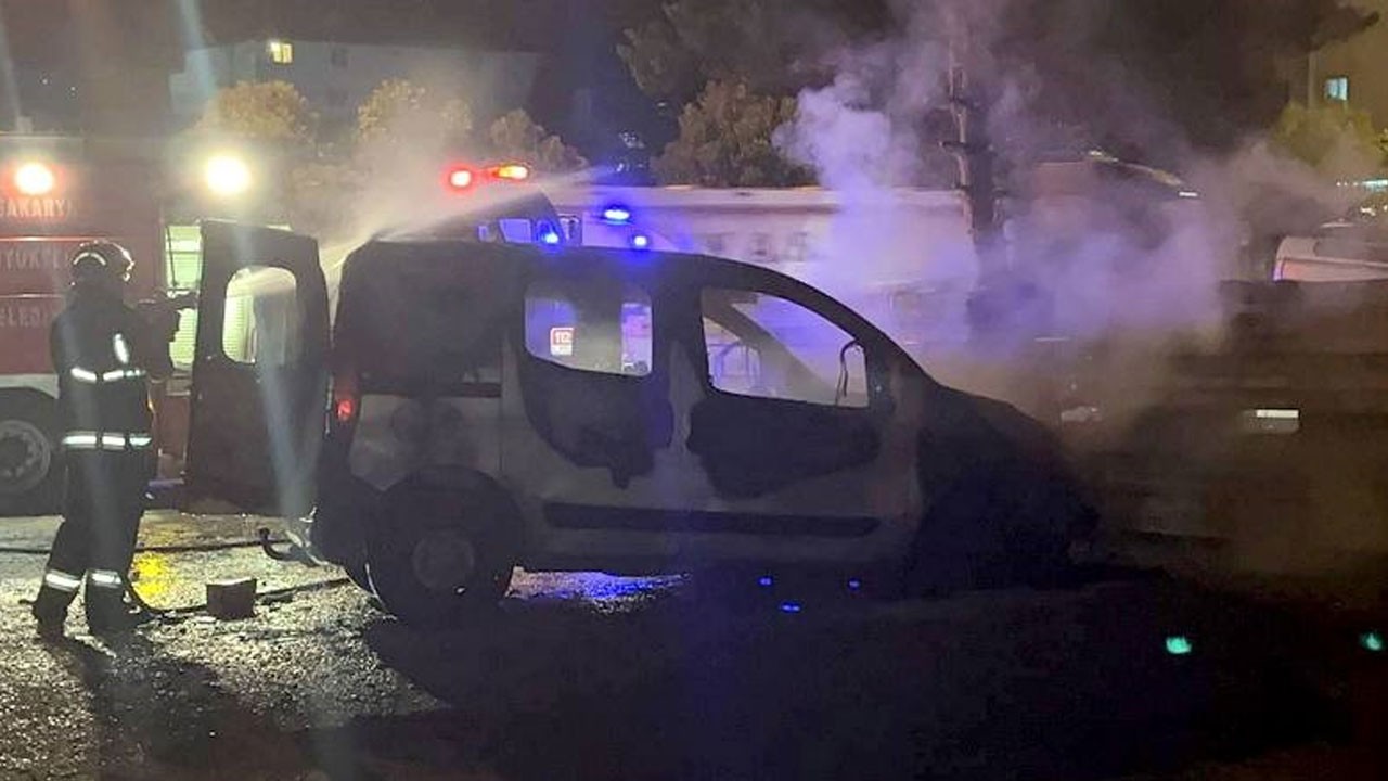 Park halindeki araç alev alev yandı! Geriye demir yığınları kaldı