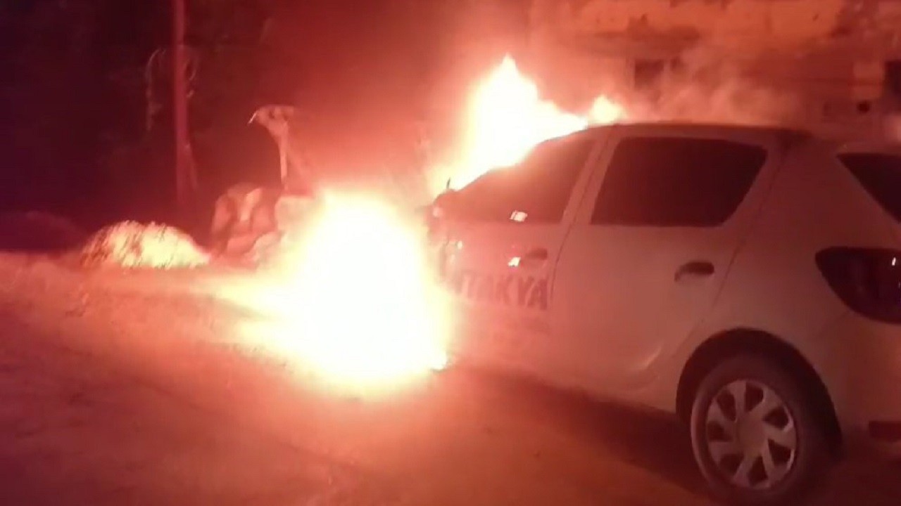 Park halindeki araç alev alev yandı