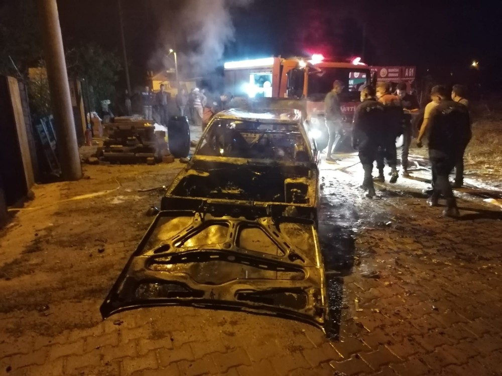 Park halindeki araç alev topuna döndü 
