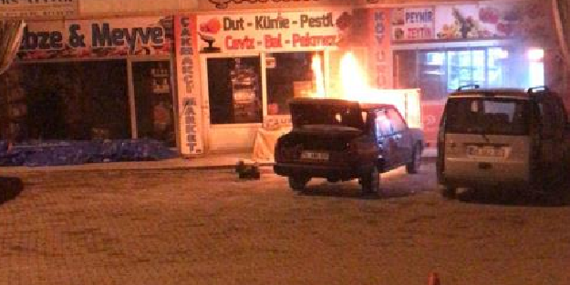 Park halindeki araç alev topuna döndü