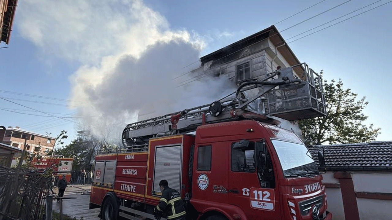 Park halindeki araç alev topuna döndü