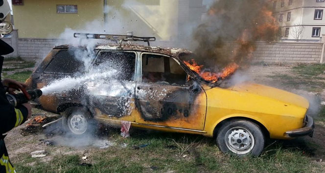 Park halindeki araç ateş topuna döndü