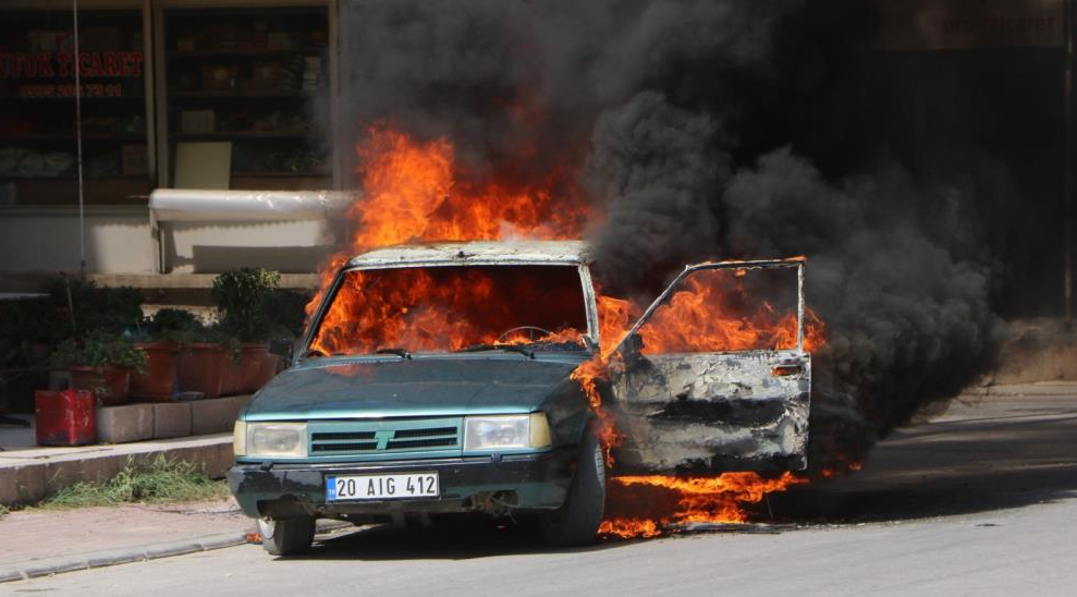 Park halindeki araç bir anda alev aldı