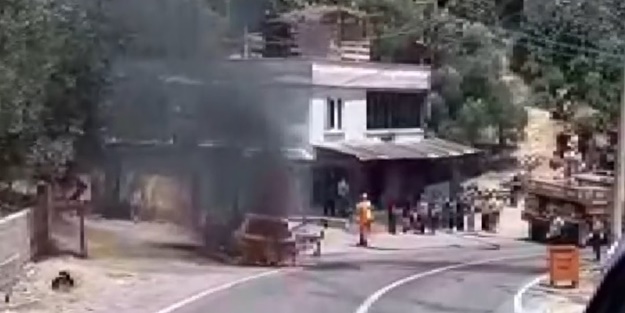 Park halindeki araç küle döndü