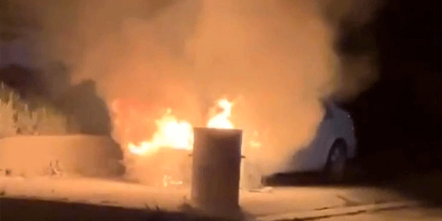 Park halindeki araç küle döndü