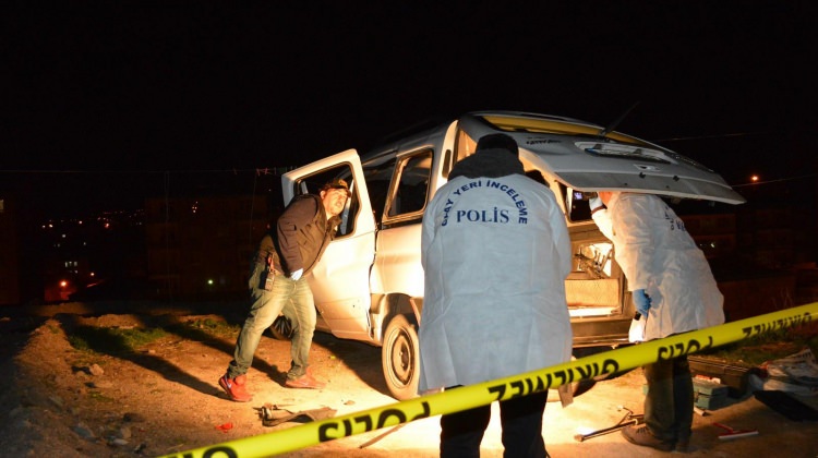 Park halindeki araç patladı: 1 kişi ağır yaralı