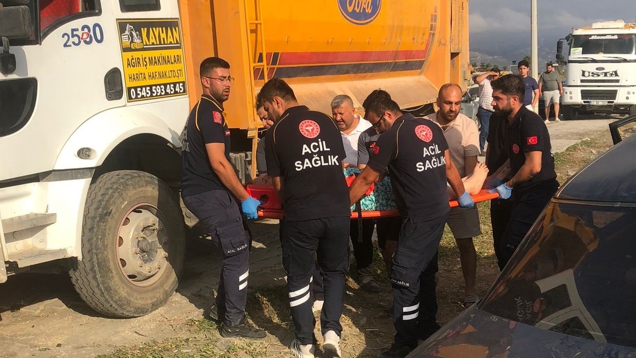 Park Halindeki Araca Çarpan Otomobil Kum Tepesine Saplandı