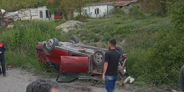 Park halindeki araca çarpan otomobil takla attı