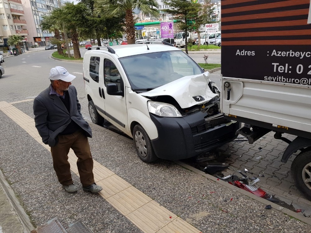 Park halindeki araca çarpıp kaçtı 