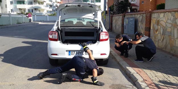 Park halindeki araca girerken gördüler! Herkes seferber oldu