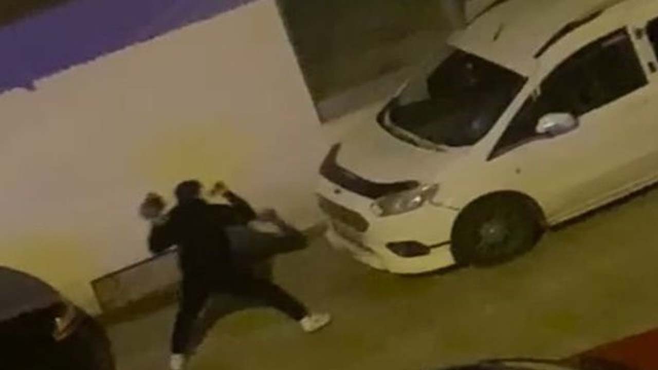 Park halindeki aracı kullanılamaz hale getirdi! O anlar kamerada