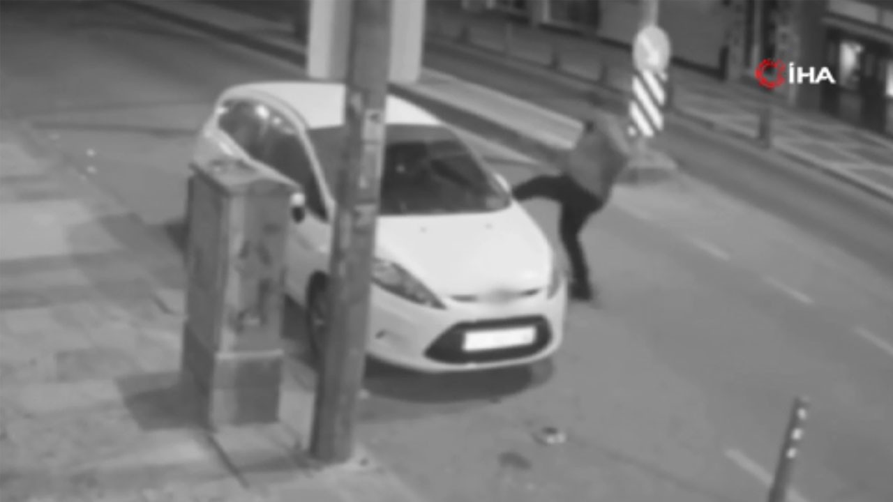 Park halindeki aracı tekmeleyip aynasını kırdı! O anlar kamerada