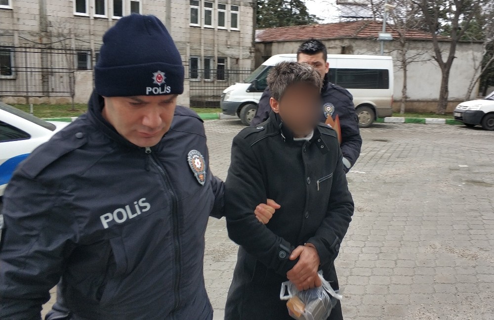Park halindeki aracın lastiklerini kesip camını kırdı 