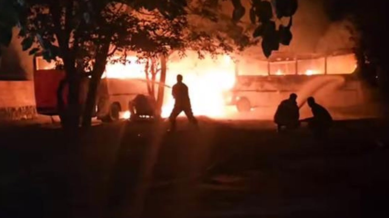 Park halindeki araçlar alev topuna döndü