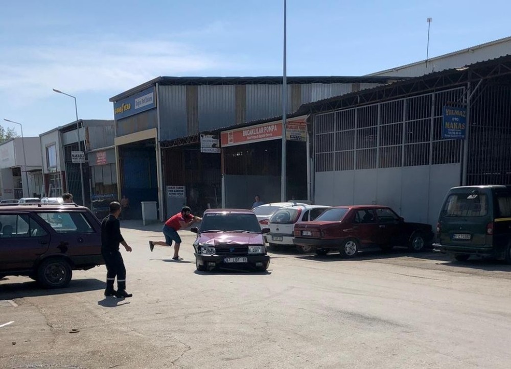 Park halindeki araçlara çarpıp kaçtı çalışanlara büyük korku yaşattı 