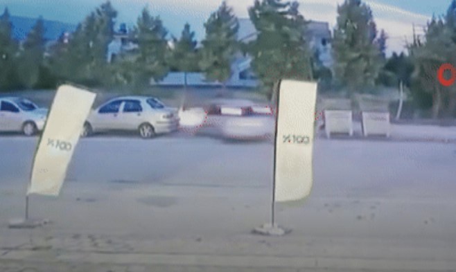 Park halindeki araçları fark etmedi! Ok gibi saplandı!