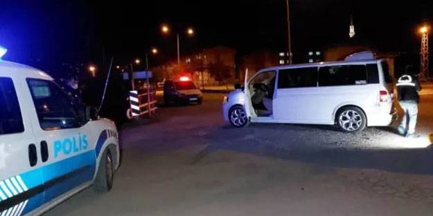 Park halindeki araçta oturan gençlere kanlı saldırı