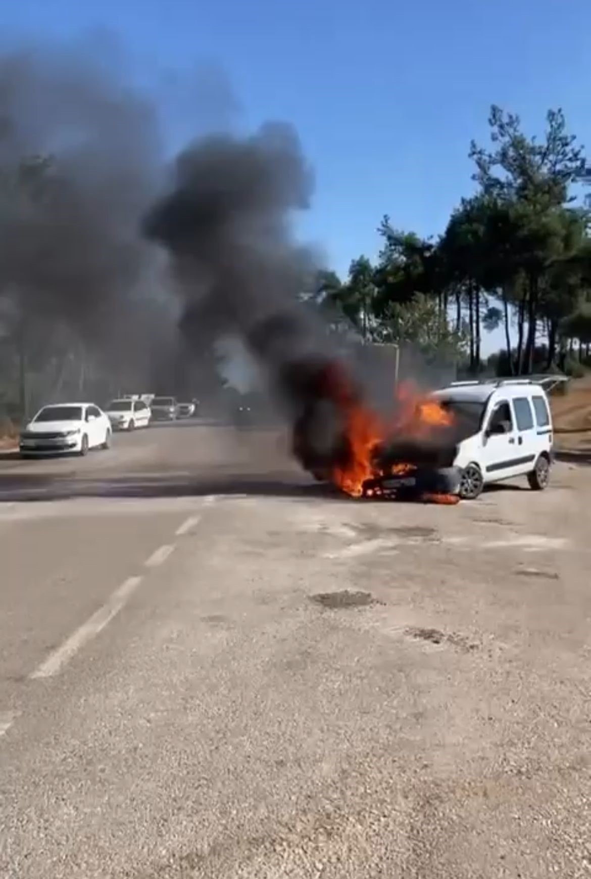 Park halindeki hafif ticari araç alev alev yandı