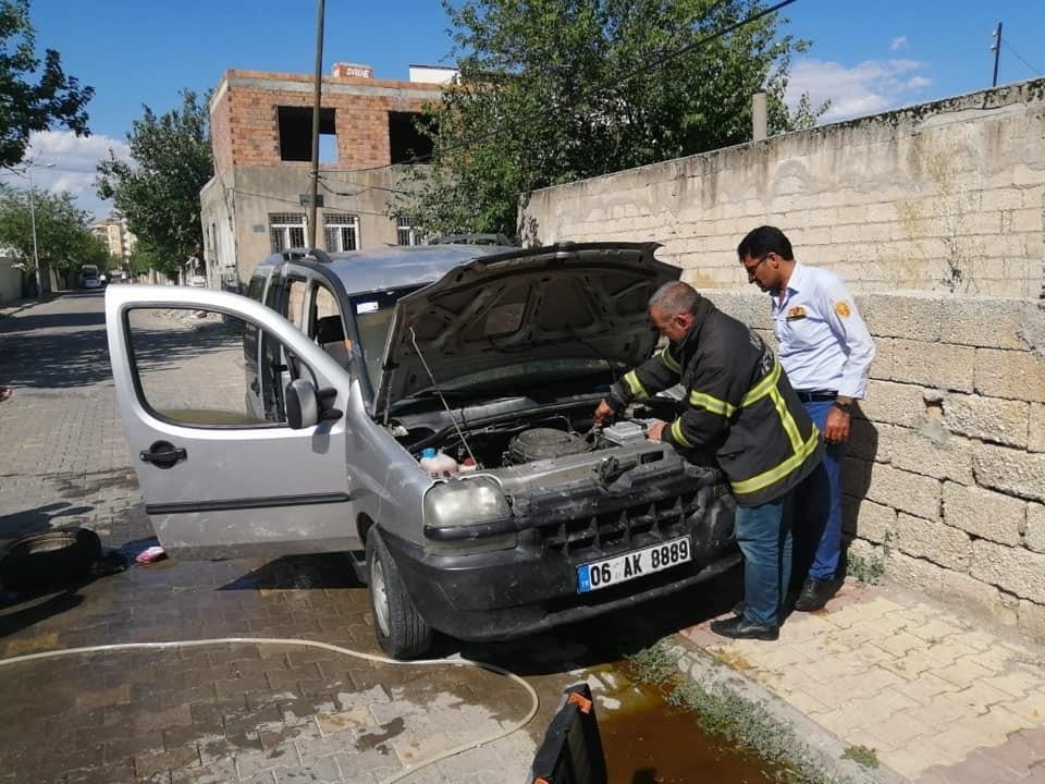 Park halindeki hafif ticari araç yandı 