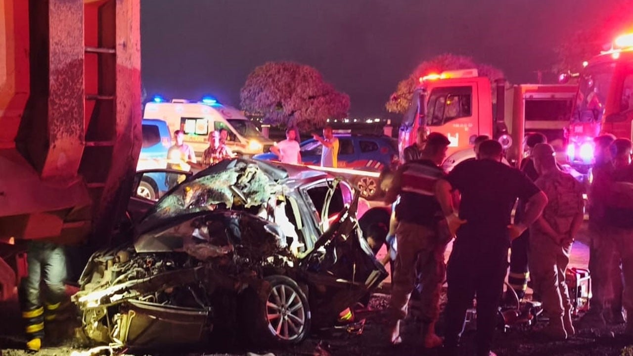 Park halindeki hafriyat kamyonuna çarptı! Otomobildeki 1 kişi hayatını kaybetti