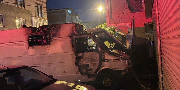 Park halindeki iki minibüs yandı