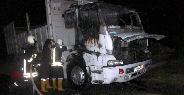 Kırklareli’nde seyir halinde alev alan kamyon kül oldu
