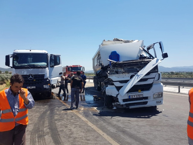 Park halindeki kamyona başka bir kamyon çarptı