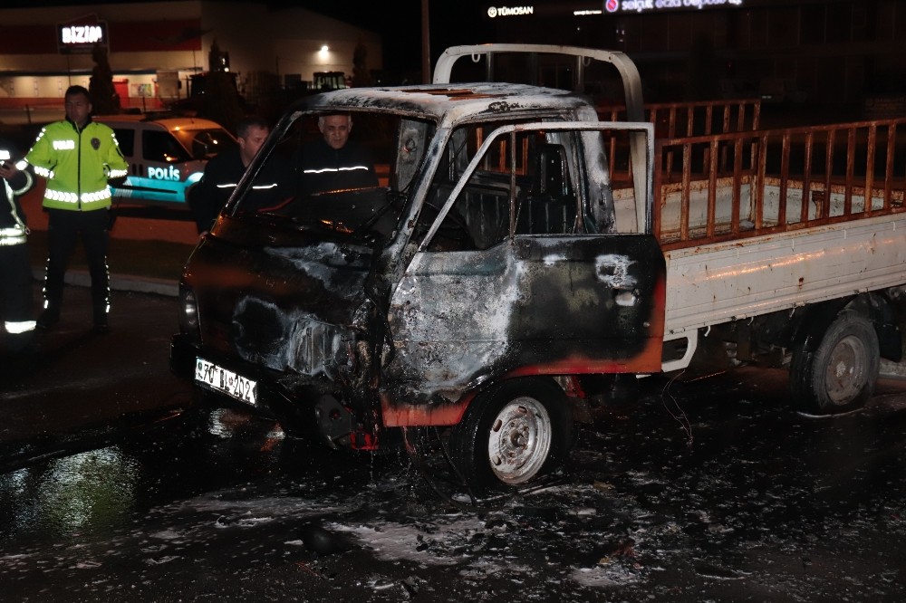 Park halindeki kamyonet yanarak kullanılamaz hale geldi 