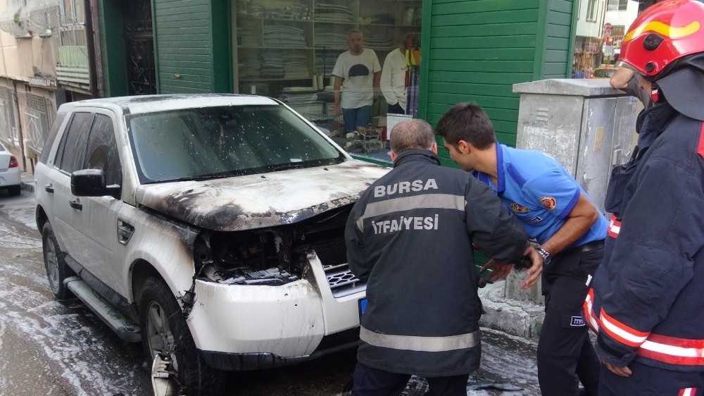 Park halindeki lüks cip alev alev yandı 