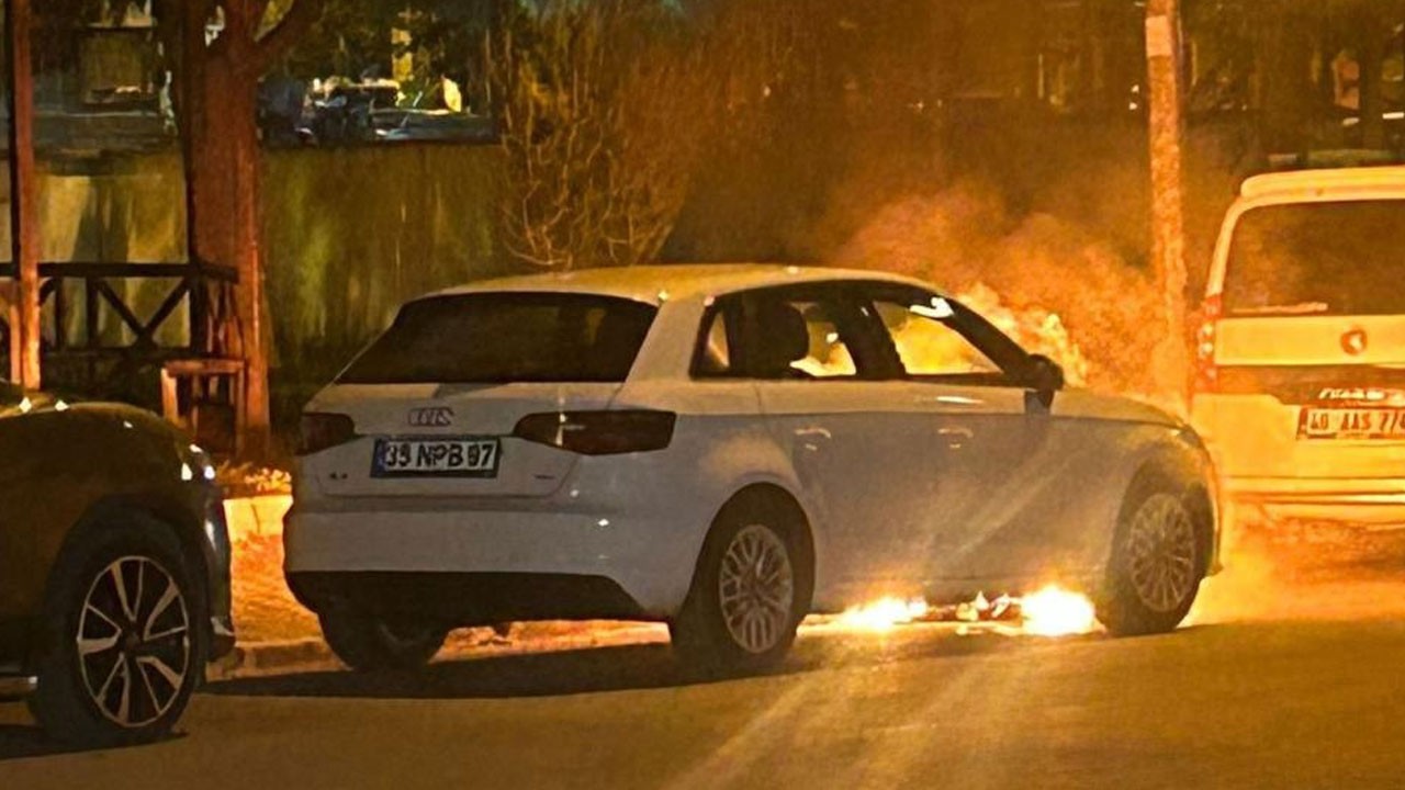 Park halindeki lüks otomobil alev alev yandı