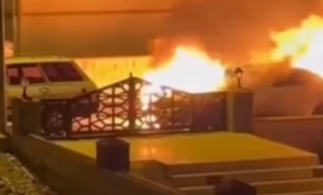 Park halindeki lüks otomobil cayır cayır yandı!